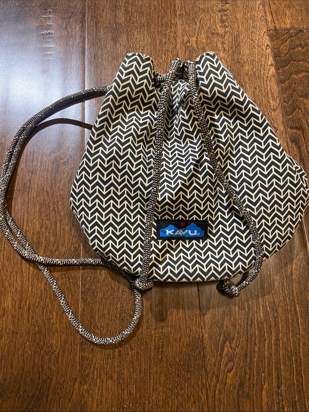 Kavu bucket crossbody bag black/ivory chevron pattern